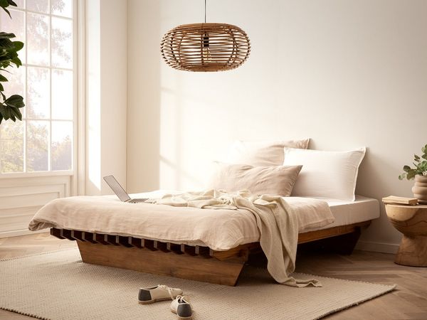 Holzbett 140x200 cm aus massiver Pinie – minimalistisches Bodenbett ohne Kopfteil, niedriges Bettgestell mit Stecksystem im Japanstil
