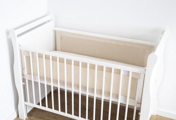 Loolay Bettnestchen BEIGE Atmungsaktiv Netzstoff BETTUMRANDUNG für 140 x 70 o 120 x 60 cm, (Klettverschluss, atmungsaktives Netz, 2 TLG. Neugeborene Baby Sprossen Bett Schutz), PREMIUM Geschenk für Eltern eines Neugeborenen!