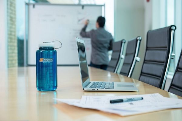 Nalgene Trinkflasche Nalgene Trinkflasche Everyday 'Weithals WH- Sustain' 1 Liter, leichte, robuste und geschmacksneutrale Flasche