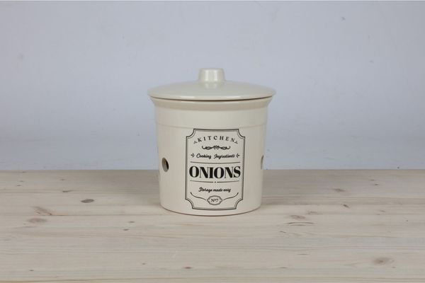 4x Vorratsdose KITCHEN Keramik “Onions” 17,5x17,5x18 cm – dekorative Zwiebeldose mit Deckel und Belüftungslöchern, robust, pflegeleicht und stilvoll für die Küche