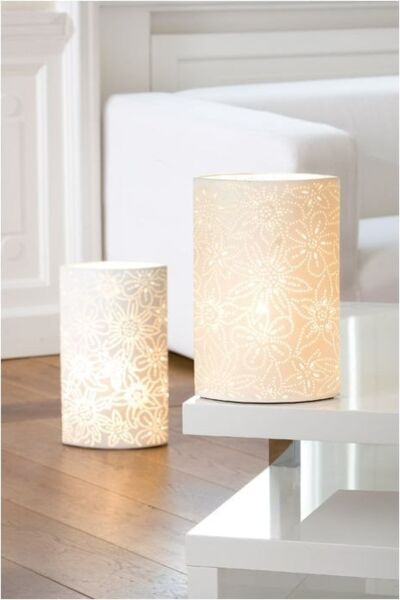 GILDE Tischleuchte 33116 – Porzellan Weiß – Blumenmotiv & Lichtspiel – 18 × 28 cm, ohne Leuchtmittel