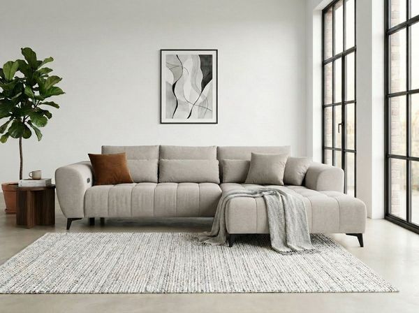 WERK2 Ecksofa Garay, XXL-Liegefläche: elektrisch ausziehbar auf ca. 228×126 cm, Luxus in Übergröße: XXL-Liegefläche, Komfort-Ottomane & stilvolle Füße