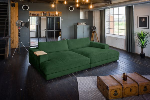 KAWOLA Big Sofa MADELINE mit Holztablett natur für Armlehne Cord smaragd 85 x 170 x 290 cm