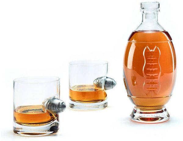 40YARDS Gläser-Set American Football Whisky Set: 2x Whisky Gläser + Dekanter, Glas, Whisky Gläser mit Metall Football + Dekanter in Football Form