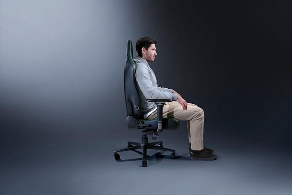 Razer Iskur V2 - Gaming-Stuhl mit adaptiver Lordosenstütze (Polster aus hoch verdichtetem Schaumstoff, Umweltfreundliches lösungsmittelfreies EPU-Kunstleder, 4-D-Armlehnen) Grün