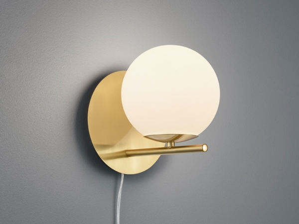 LED Wandleuchte in Messing matt mit Kugel Lampenschirm aus Opalglas, Höhe 21cm