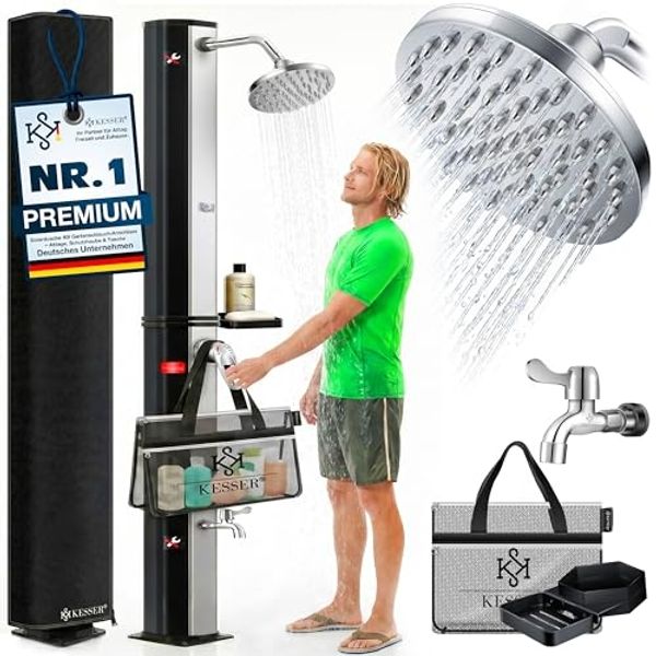 KESSER® Solardusche, Gartendusche, warmes Wasser, max. 60°C, Inkl. Metall-Duschablage & Schutzhaube, Pooldusche Camping, Regenduschkopf und Wasserhahn, Gartenschlauch-Anschluss, schwarz / silber, 225 x 18 x 14,5 cm, 40 l