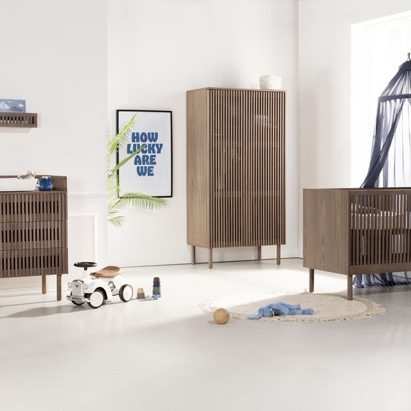 Kidsmill Dai Babyzimmer Walnuss | Bett 120 x 60 cm - Material: Grenen / Plaatmateriaal - Babypark. de