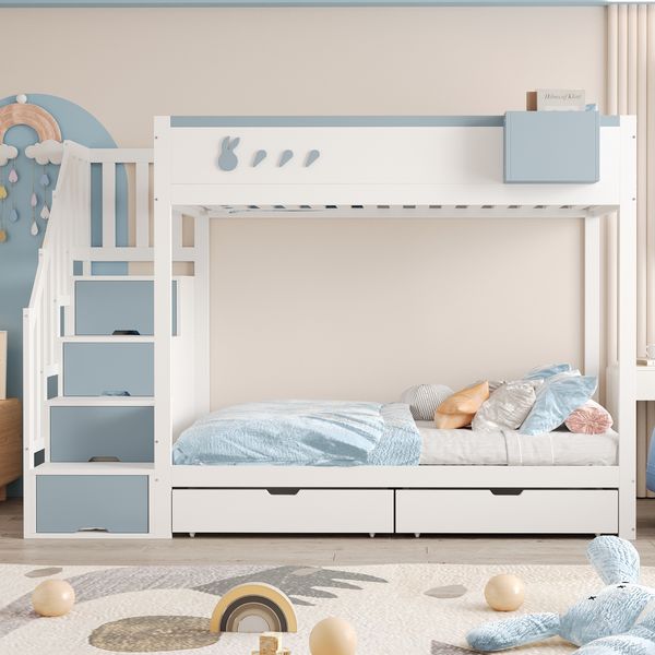 Etagenbett Kinderbett, Kaninchen- und Karottenmotive, abnehmbares Ablagefach, Aufbewahrungsleiter, Schubladen, Lattenrost, Doppelbett, Flanell, Weiß+Blau, 90×200 cm