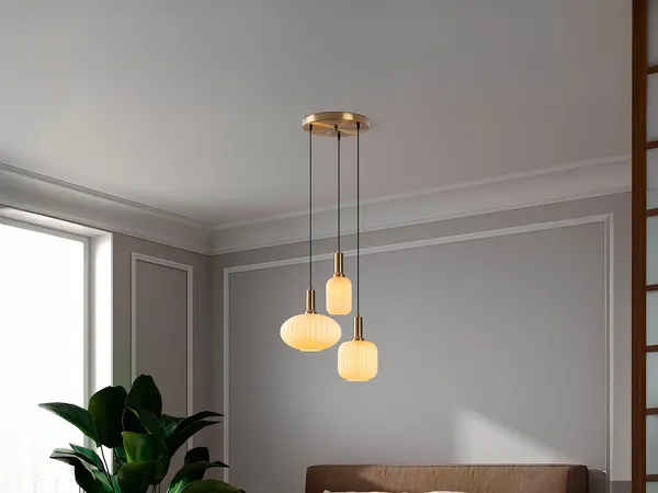 Vente-unique - Pendelleuchte aus Metall - Goldfarben und Weiß - 3 Lampenschirme - H. 130 x B. 55 cm - OSKA