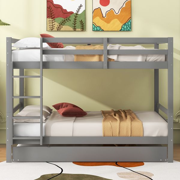Etagenbett 140x200 cm aus Kiefernholz mit Ausziehbett, hohem Rausfallschutz und stabiler Treppe, grau