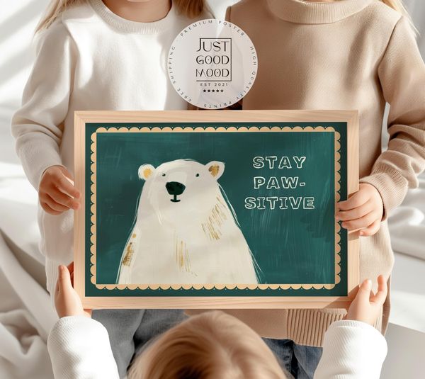 Poster Kinderzimmer Bär · Bear With Me Wortspiel · Lustiges Tierposter mit Spruch · Coole Wanddeko für Kinderzimmer · Dekoprint ohne Rahmen - 10x15 cm