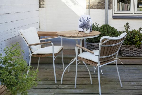 Cinas Gartentisch Ellen, Wasserresistent, warmes Holzfinish, standfeste Konstruktion