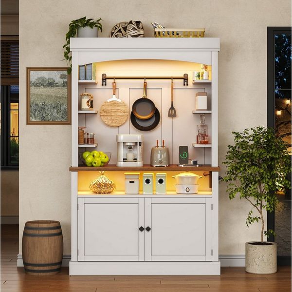 Odikalo Küchenbuffet Küchenschrank Vitrinenschrank Hochschrank mit LED und Steckdose (RGB-LED per App steuerbar (Musik-Sync). 2 AC-Steckdosen + 2 USB,Haken (5-8 kg),Bogenfront,MDF,Kippschutz)