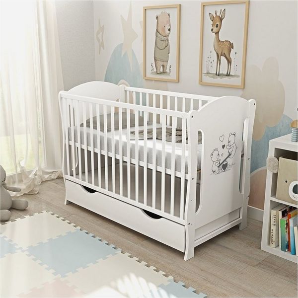 Baby-Delux Babybett Lia, Kinderbett 60x120 cm weiß Schublade Kiefer Teddy Wippe Motiv Matratze