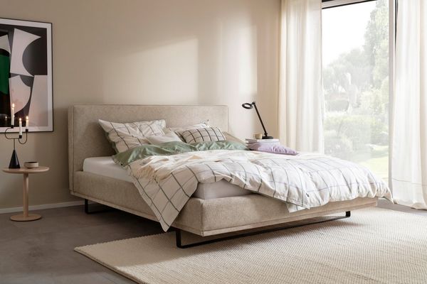 SCHÖNER WOHNEN-Kollektion Polsterbett COMO in der Breite 180cm, mit schwarzen Metallkufen, erhältlich in verschiedenen Farben