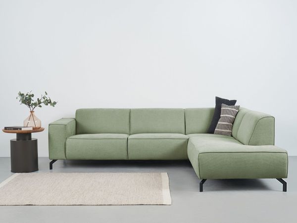 Places of Style Ecksofa Lorcan, Breite 275 cm, weiches Sitzgefühl, mit schwarzen Metallfüßen, Lederoptik und in weichem Strukturstoff