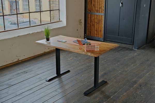 KAWOLA Schreibtisch LORA elektrisch höhenverstellbarer Schreibtisch 140x85cm mit Baumkante massiv