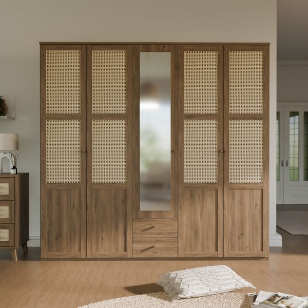 Forte GLENKEEN Kleiderschrank 230, Großer Kleiderschrank im Boho-Stil mit 5 Türen und 2 Schubladen, Spiegel, Valencia Eiche Holzdekor | Naturrattan, 223,4 cm breit x 212,7 cm hoch x 54,5 cm tief