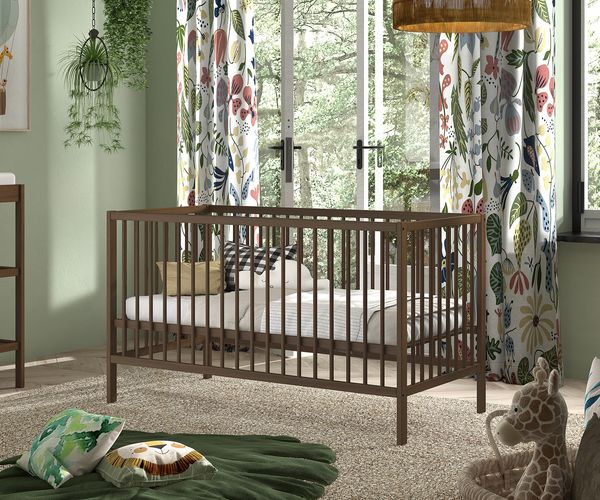 DINO Baby-/Juniorbett 70 x 140 cm, höhenverst. Lattenrost, Buche massiv Farbe Nussbaum