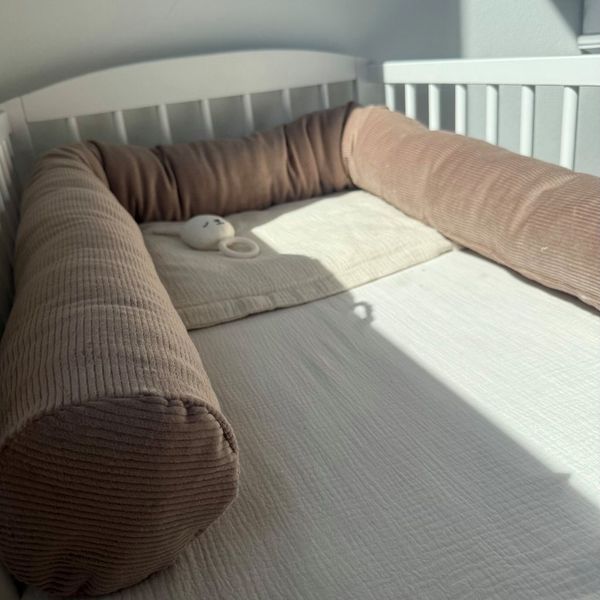 LittleANTunique Nestchenschlange Wickeltischumrandung I Bettschlange Cord taupe I Babybettumrandung