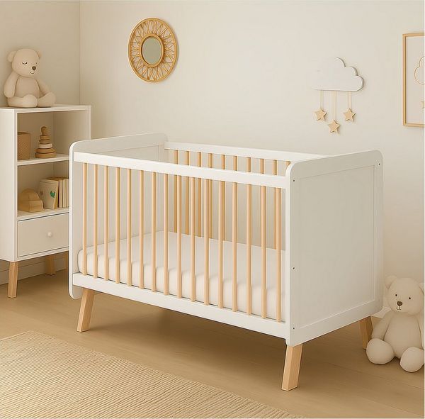 Baby-Delux Babybett Lou Weiß Kiefernholz Schutzgitter, Kinderbett 60x120 umbaubar Matratze