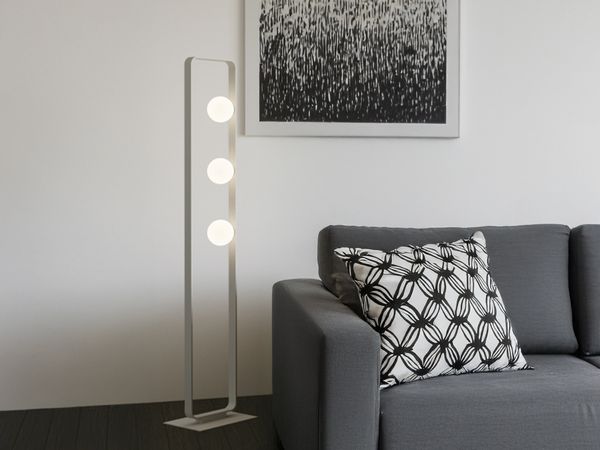 LED Stehleuchte 3-flammig Weiß mit Glaskugeln Opalweiß, Höhe 140cm