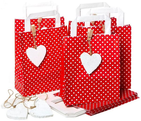 Logbuch-Verlag Geschenkbox 10 kleine rot weiß gepunktete Geschenktüten mit 10 Holz Herzen 18x22