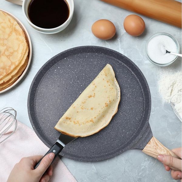 BlingBin Crêpepfanne 10 Zoll Crepe Pfanne Antihaftpfanne Omlettpfanne Pfannkuchen, Aluminiumguss (1er Set, 1-tlg, Vollkörper-Reisstein-Druckguss-Konstruktion), Flache Pfanne mit Holzgriff, Kompatibel Mit Allen Herdarten