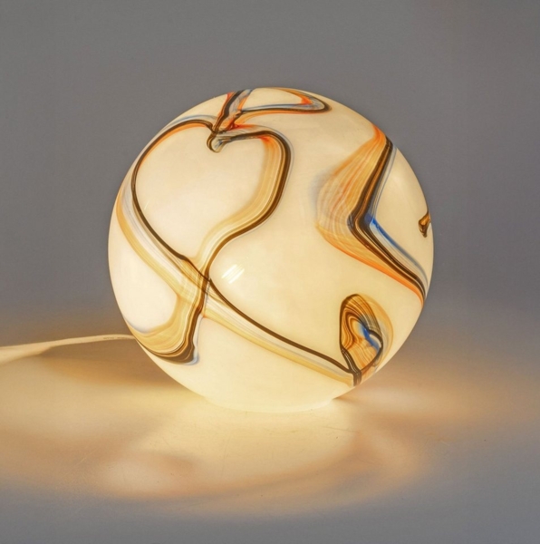 Formano Kugellampe LUXOR Glas Marmor Design 29 x 29cm Tischlampe aus weißem Glas mit farbigem Dekor – E14 Fassung – stilvolle Ambientebeleuchtung für Wohnzimmer, Schlafzimmer & Flur