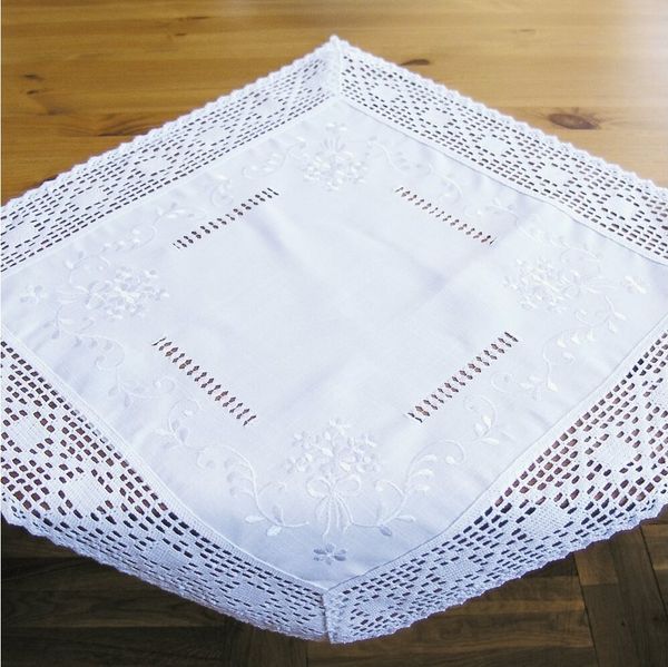 matches21 HOME & HOBBY Tischdecke Tischdecke BRIT Häkelkante & Stick Landhausstil Polyester 60 x 60 cm (1-tlg), Pflegeleicht & waschbar bei 30 °C