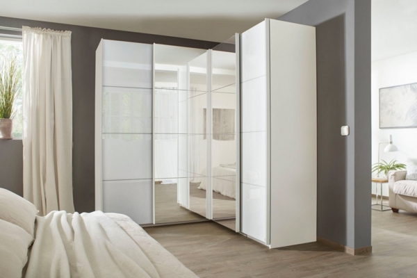 Rauch Möbel Quadra Schrank Eckschrank Schwebetürenschrank, Weiß, 4-trg. mit Spiegel, inkl. 2 Kleiderstangen, 12 Einlegeböden, 3 Schubkästen, BxHxT 181 x 210 x 187 cm