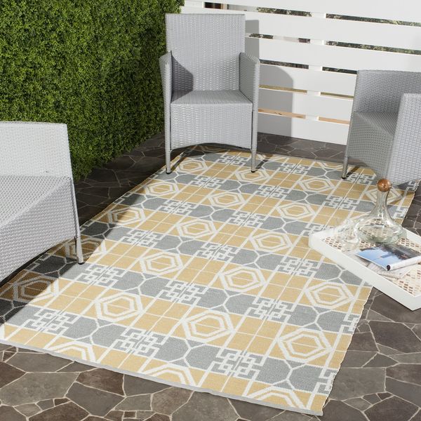 SAFAVIEH Geometrisch Teppich für Wohnzimmer, Esszimmer, Schlafzimmer - Recycled Plastic Collection, Kurzer Flor, Beige und Grau, 91 X 152 cm