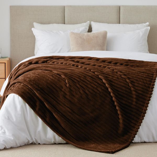 BEDELITE Kuscheldecke Flauschig Decke Groß - weiche Flanell Decken Dunkelbraun 220x240 für Bett, Deko Streifen Cord Fleecedecke als Tagesdecke für Schlafzimmer, XXL Blanket Wide Use