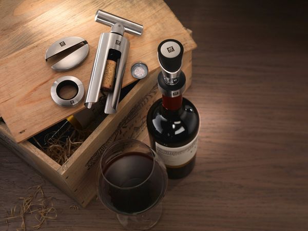 Zwilling Dekanter Sommelier, (1-tlg), 18/10 Edelstahl, Rostfrei, für alle Weinflaschen, mit Stopfen
