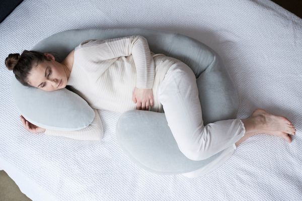 Motherhood Lagerungskissen Premium Sleepy-C, Baumwoll-Velour, Seitenschläferkissen, OEKO-TEX® STANDARD 100 Klasse 1 zertifiziert
