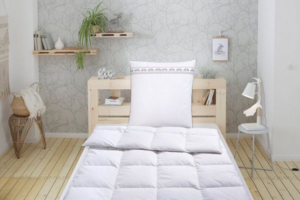 OTTO home Daunenbettdecke + Kopfkissen Sorsele, Bettdecke 135x200 cm oder 155x220 cm, 2-tlg, Füllung: Bettdecke: 60% Daunen & 40% Federn, Kopfkissen: 90% Federn & 10% Daunen, Bezug: 100% Baumwolle, Set mit Kissen 80x80 cm, Sommer, Winter, Made in Germany