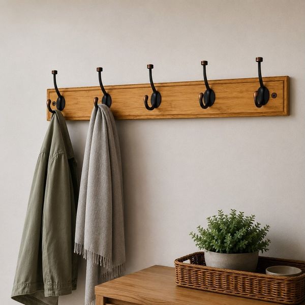 HOOZ Garderobenleiste Bambus – Wandgarderobe mit Metallhaken Natur, 5 Designhaken 85 cm (Einzelartikel, 1 Wandhakenleiste), FSC-zertifizierter Bambus, Garderobenleiste mit Metallhaken