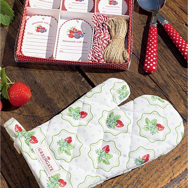 Greengate Topfhandschuhe Greengate Ofenhandschuh BERRY Weiß mit Erdbeeren