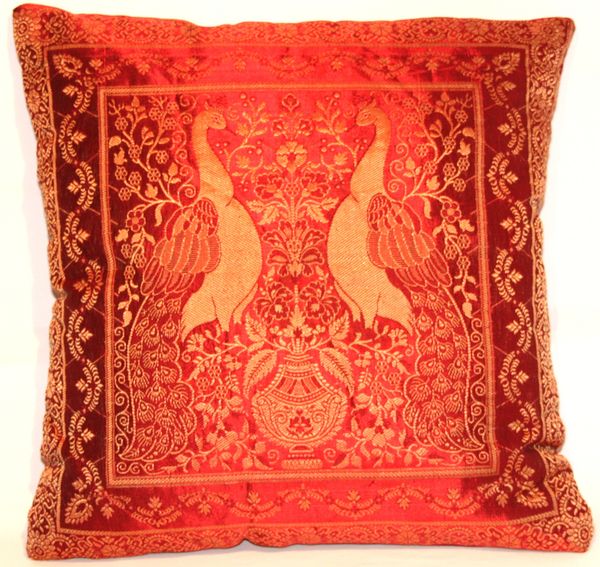 Handgewebter indischer Banarasi Seide Deko-Kissenbezug mit Extravaganten Pfau Design in Rötlichbraun - 40 cm x 40 cm