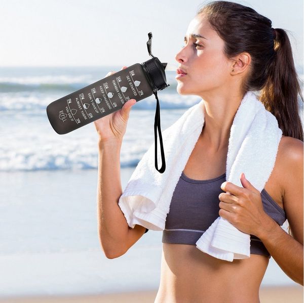 CALIYO Trinkflasche 1 Liter Sport-Wasserflasche mit Strohhalm und Zeitmarkierungen, Auslaufsichere Tritan-Trinkflasche, BPA-frei für Sportart