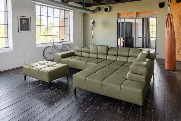 KAWOLA Sofa NELSON Ecksofa Leder olivgrün mit motorischem Sitzvorzug und Hocker Recamiere rechts 72 x 216 x 321 cm