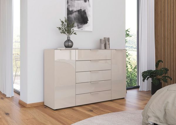 rauch Schubkastenkommode Kommode Türkommode Sideboard Kombikommode FLIPP mit Glasfront (Breite 160/180 cm mit 4 Einlegeböden), 2-türig, 5 Schubladen, Soft-Close, Oberboden und Front Glas, 2 Breiten