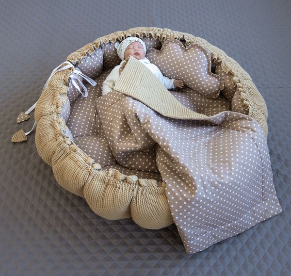 Loolay Bettnestchen Zweiseitig ENGELSNEST XXL Premium WAFFELPIQUE + Decke + Kissen, (XXL Babykokon als Nestchen Ø90cm und als Krabbeldecke Ø155cm + KISSEN + DECKE, 3-tlg, BRAUN Punkte TAUPE Waffel BABYNEST Spielmatte Reisebett Spielunterlage), PREMIUM ...