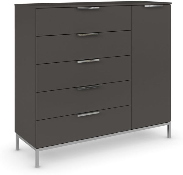 Rauch Möbel Flipp, Nachttisch für Schlafzimmer, Flur, Garderobe, 1-türig, 5 Schubladen, mit Softclose-Funktion, Griffe und Metallkufe Chrom, Farbe Graphit, Schwarz, Breite 120 cm