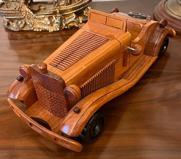 Casa Padrino Deko Oldtimer Auto Braun 32 x H. 12 cm - Handgefertigtes Holz Auto - Wohnzimmer Deko - Schreibtisch Deko - Deko Accessoires - Holz Oldtimer Autos