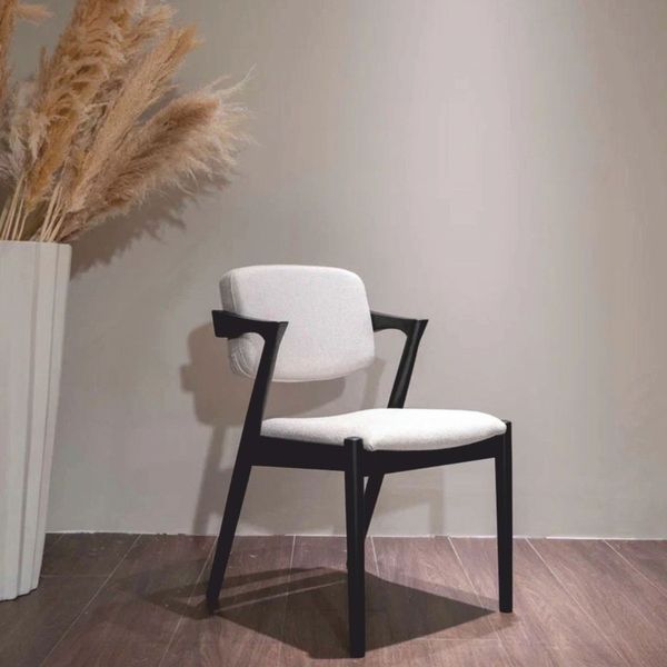 Casa Padrino Luxus Esszimmer Stuhl mit Armlehnen Weiß / Schwarz H. 85 cm - Esszimmer Möbel