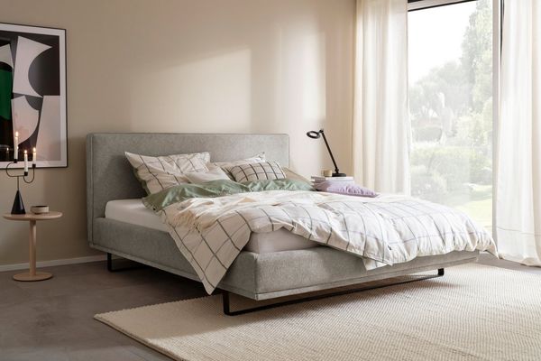 SCHÖNER WOHNEN-Kollektion Polsterbett COMO in der Breite 180cm, mit schwarzen Metallkufen, erhältlich in verschiedenen Farben