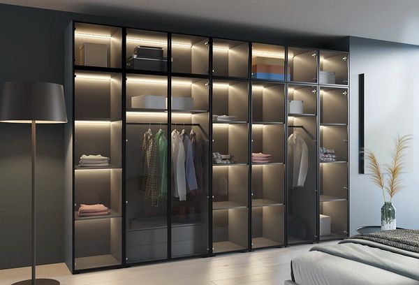 Compleo Drehtürenschrank mit LED-Beleuchtung,Glasfronten, Perfekt Garderobe mit 2 Schubladen