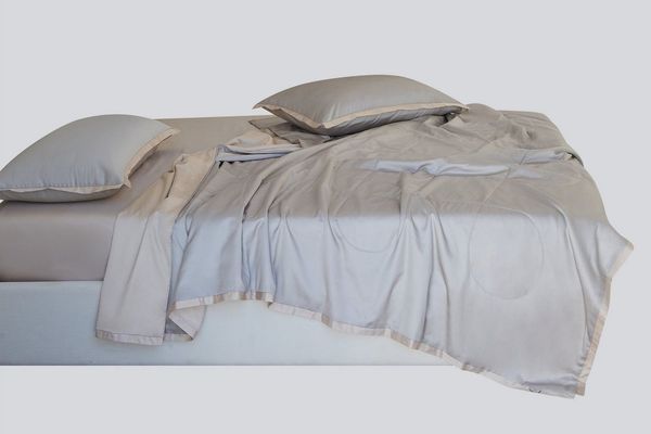 orignee Sommerbettdecke Seide Sommerdecke, Kuscheldecke „peony pavilion", 100% Seidenfüllung, Füllung: 100% Tusahseide, Kuscheldecke aus Seide. Geschmeidig und kuschelig.